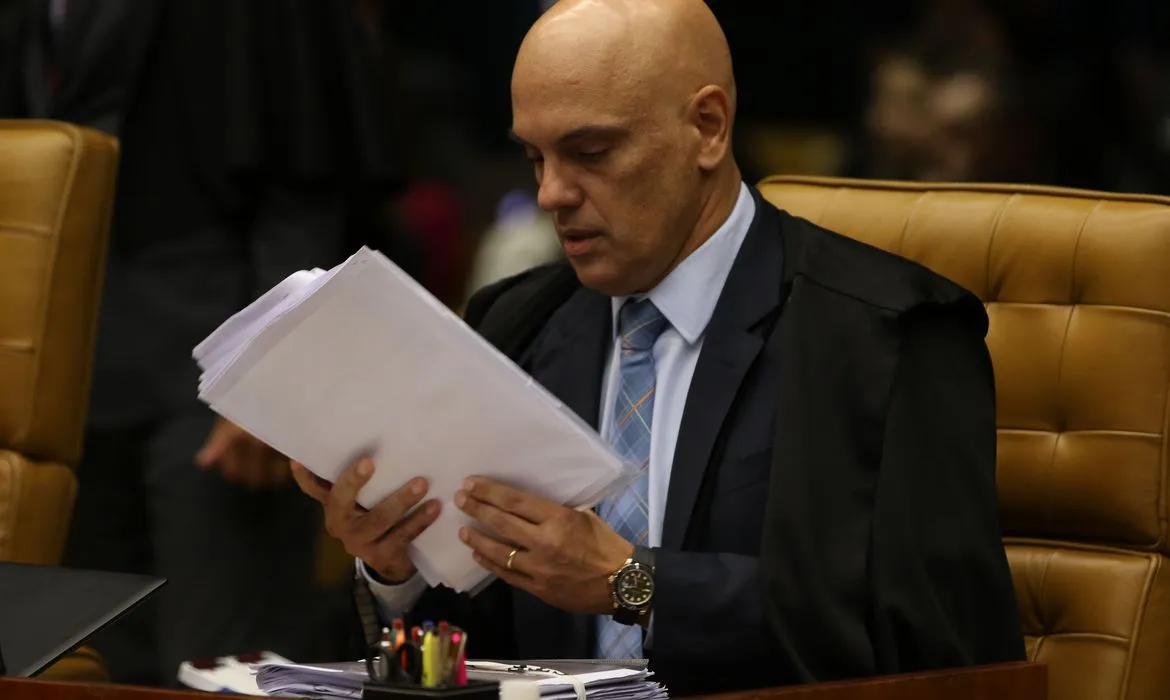 Alexandre de Moraes determinou o uso de tornozeleira ao parlamentar.
