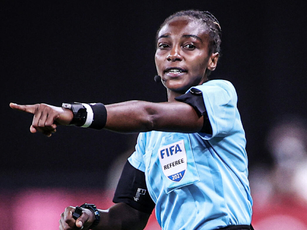 Ruandesa Salima Mukansanga apitando pela Fifa