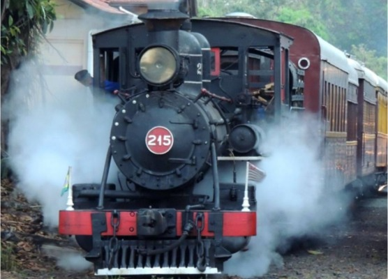 Reinauguração de locomotivas com mais de 100 anos marca passeio de Maria Fumaça