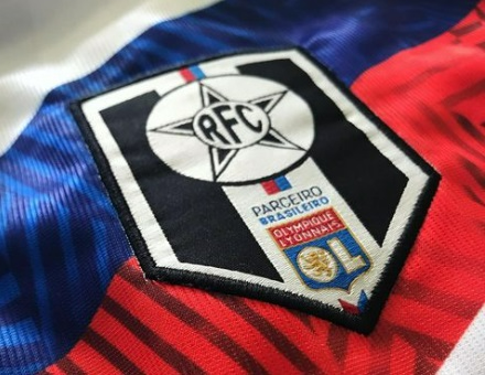 Resende traz o escudo do Lyon dentro do seu distintivo Divulgação