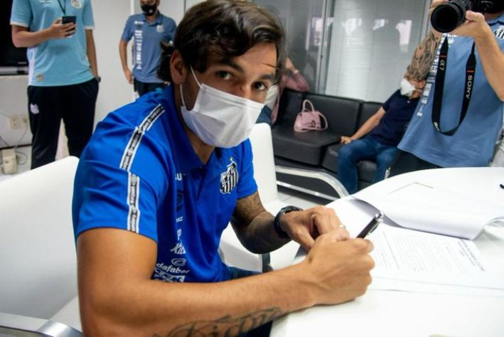 Ricardo Goulart assina contrato de dois anos com o Santos