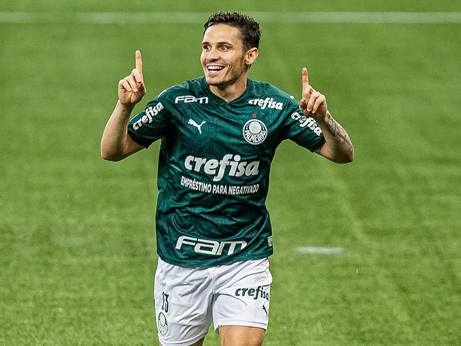 Raphael Veiga comemora gol sobre o Corinthians