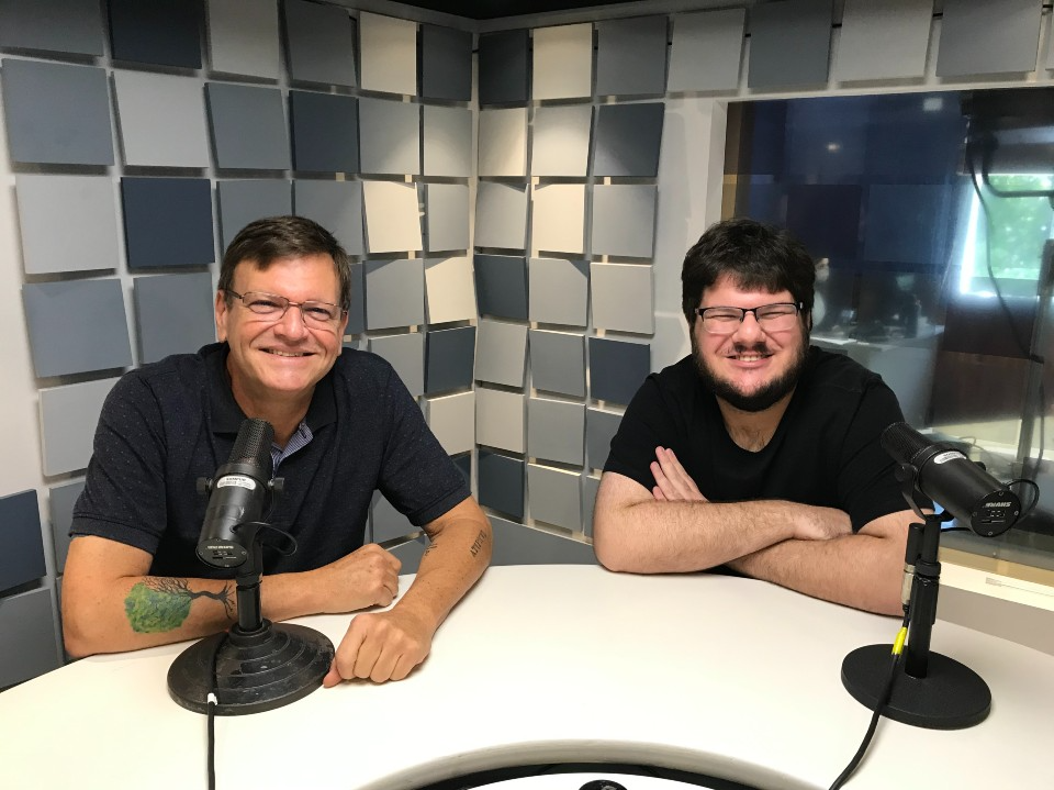 O narrador Sérgio Maurício ao lado de Danilo Gobatto Divulgação/Rádio Bandeirantes