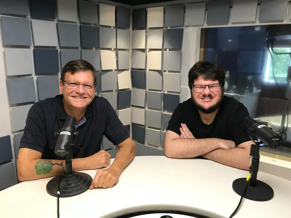 O narrador Sérgio Maurício ao lado de Danilo Gobatto