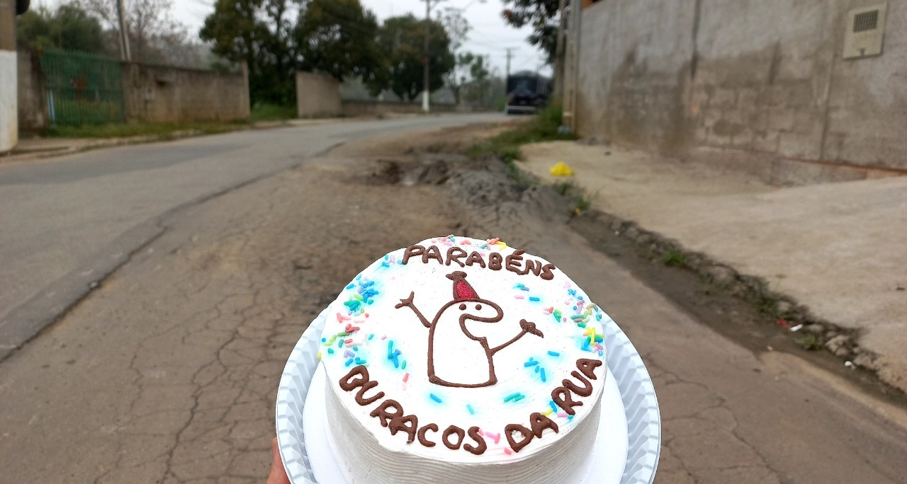 Buraco na rua Igarapés ganha bolo Rodrigo Martins