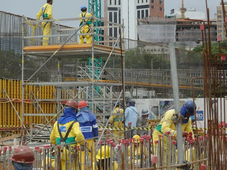 Construção civil gera mais de 400 mil empregos e impulsiona PIB, em 2021