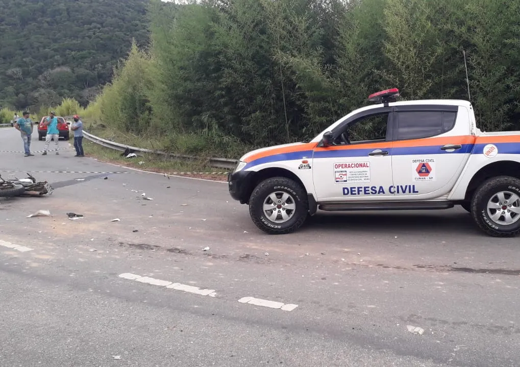 Motociclista morre após colidir com um carro na rodovia SP 171, em Cunha 
