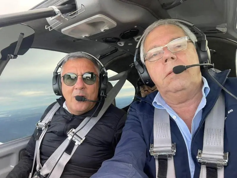 Mario Pinho, à esquerda, Antônio Ramos, à direita, e Gian Carlos Nercolini no avião Reprodução/Redes Sociais