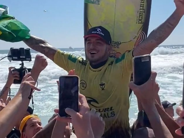 Gabriel Medina supera Filipe Toledo e é tricampeão mundial de surfe