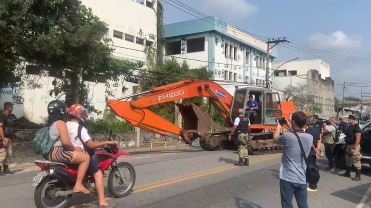 A demolição foi iniciada na manhã desta terça-feira (18). Prefeitura do Rio 