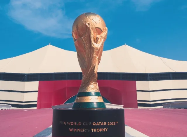 Taça da Copa do Mundo no Estádio Al-Bayt, palco da abertura