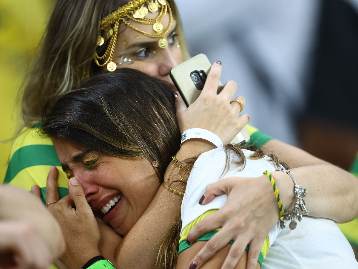 Torcedoras choram a derrota do Brasil para a Croácia na Copa do Mundo de 2022 Hannah McKay/Reuters