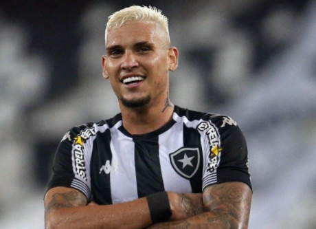 Palmeiras fecha com Navarro, busca mais um atacante e quer Abel até 2024