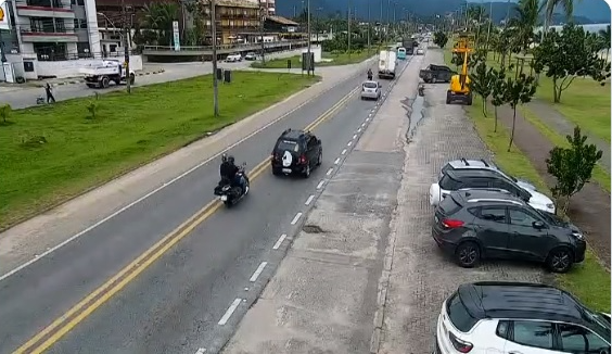 No trecho do bairro Massaguaçu, em Caraguatatuba há trânsito intenso  Reprodução/ DER