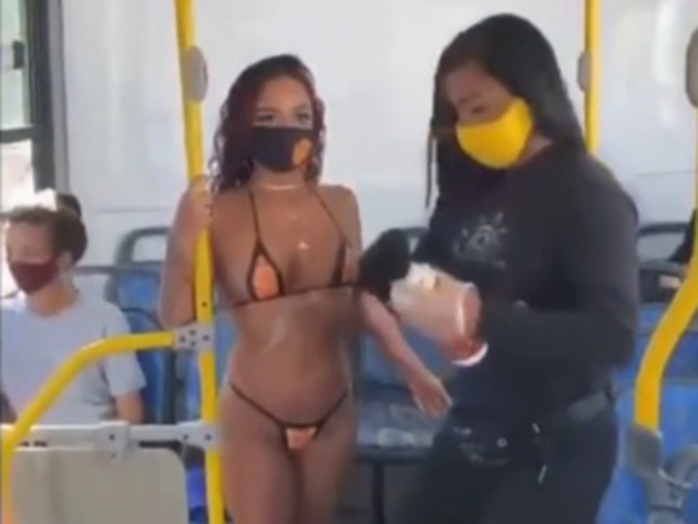 Mulher faz bronzeamento dentro de ônibus em protesto contra fechamento do comércio em Pernambuco Reprodução