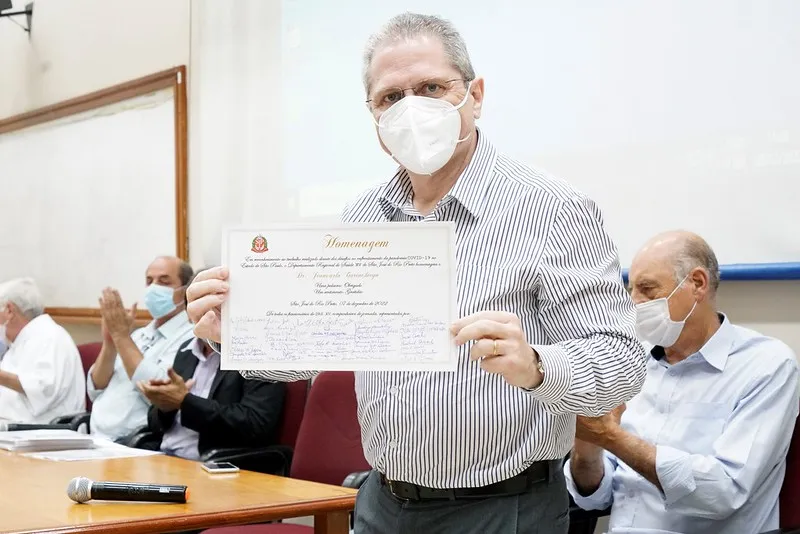 Jeancarlo Gorinchteyn entregou certificado a Rio Preto