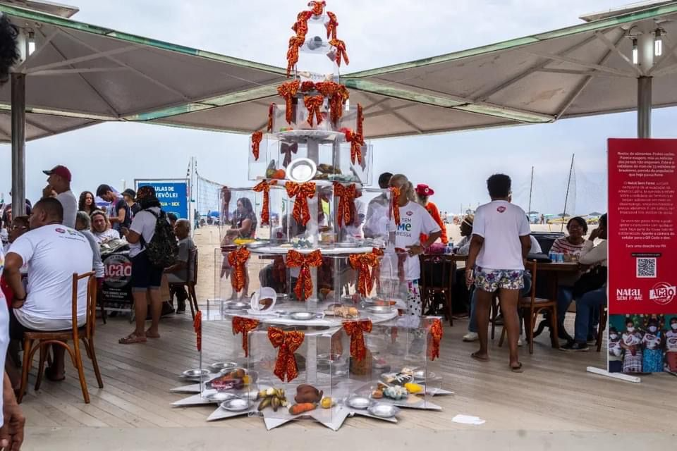 A árvore de Natal foi decorada com carcaças e restos de alimentos Breno Pires/Ação da Cidadania