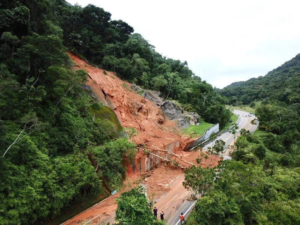 Rodovia teve interdição em cerca de 11 pontos Divulgação/PRF