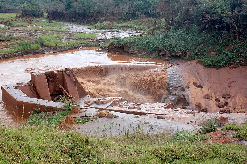 Rompimento da Barragem do Fundão ocorreu em novembro de 2015.