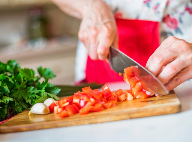 A chef fala sobre a importância do corte adequado dos ingredientes para uma receita Envato Elements