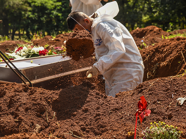 Sepultadores trabalham em covas abertas no cemitério de Vila Formosa, na capital paulista Karime Xavier/Folhapress