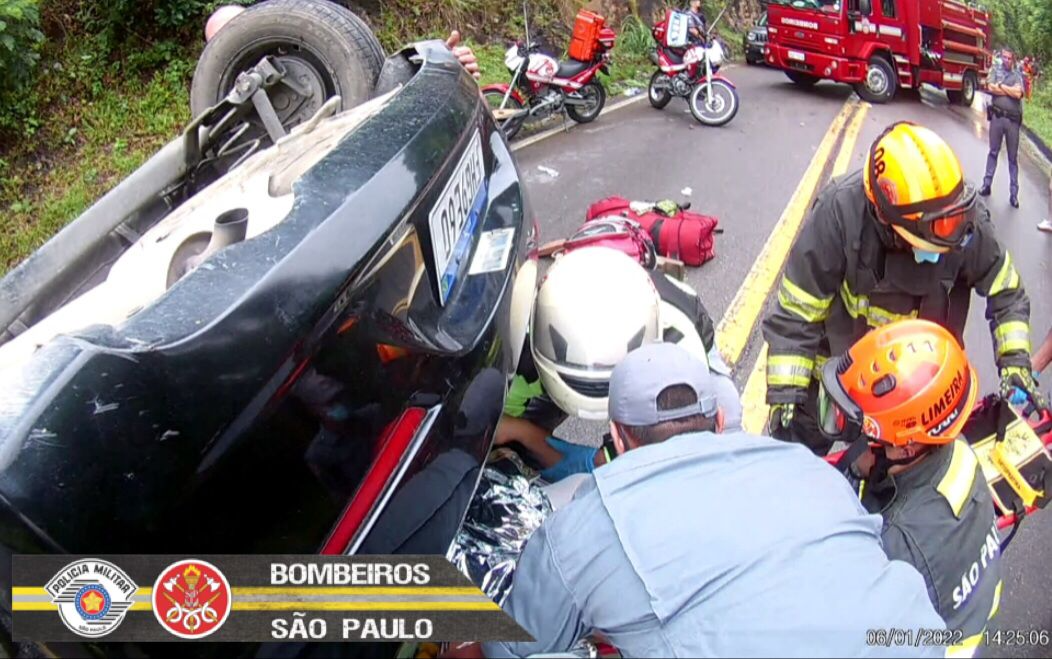 Mulher de 39 anos fica gravemente ferida após capotar carro em São Sebastião Divulgação/ Corpo de Bombeiros