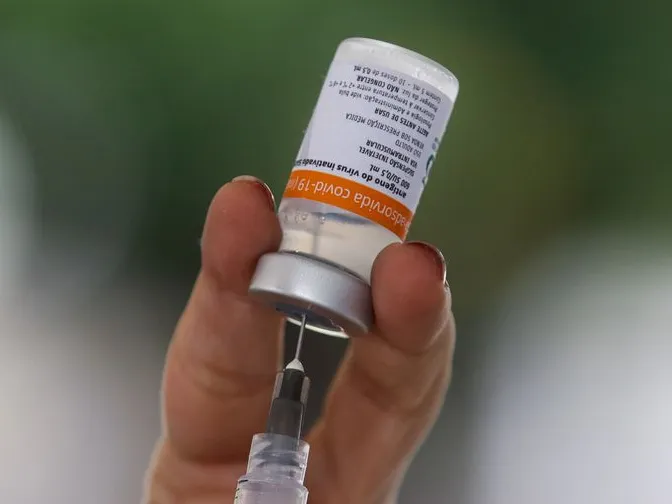 O imunizante aplicado é o da Pfizer, único autorizado para esta faixa etária.