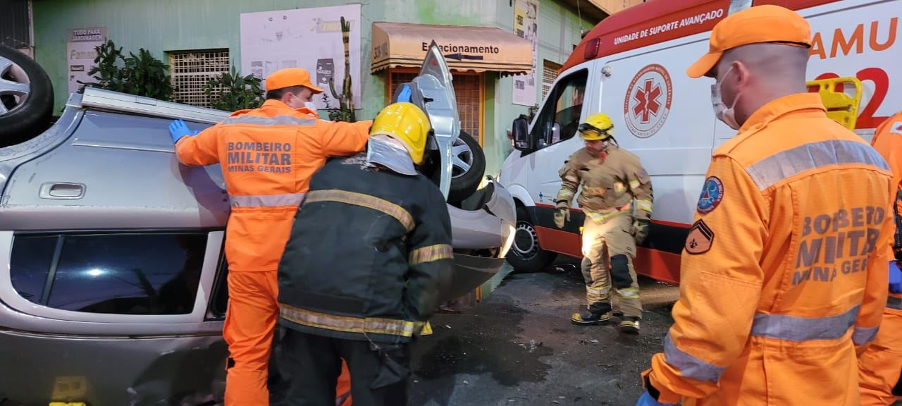 Ambos os motoristas tiveram traumatismo craniano  Corpo de Bombeiros