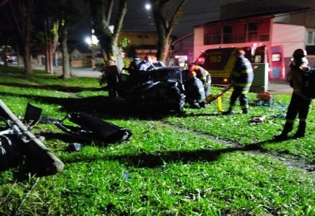 Carro fica destruído após bater em poste na região sudeste de São José dos Campos Redes Sociais