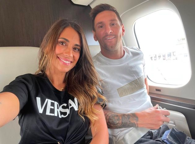 Messi e sua mulher, Antonela, rumo a Paris