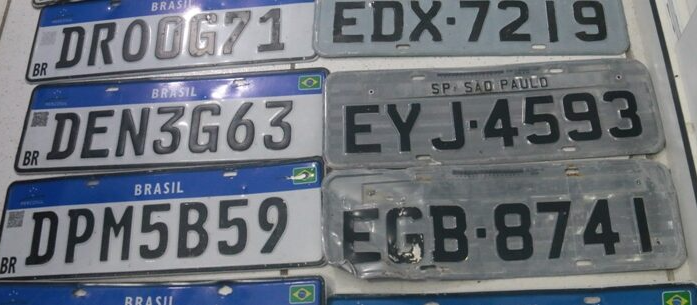 Placas foram perdidas pela cidade durante as chuvas do Réveillon  Divulgação/Prefeitura de Caraguatatuba 