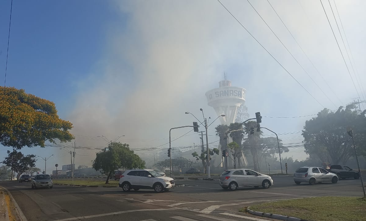 O Corpo de Bombeiros foi acionado por volta das 16h. Reprodução/Rafaela Oliveira