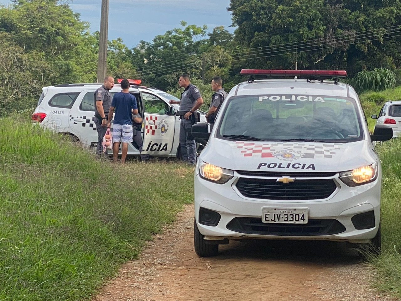 Polícia em frente da casa onde a vítima morava e foi encontrada morta Foto/Jornal + Bragança 