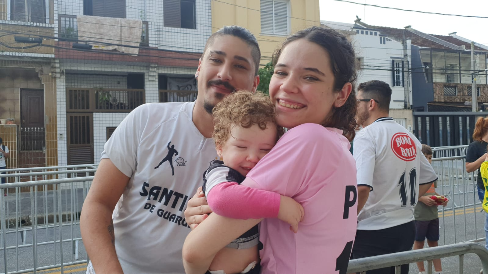 A família de Guarulhos madrugou na entrada da Vila Belmiro Reprodução/Band/Luiza Lemos