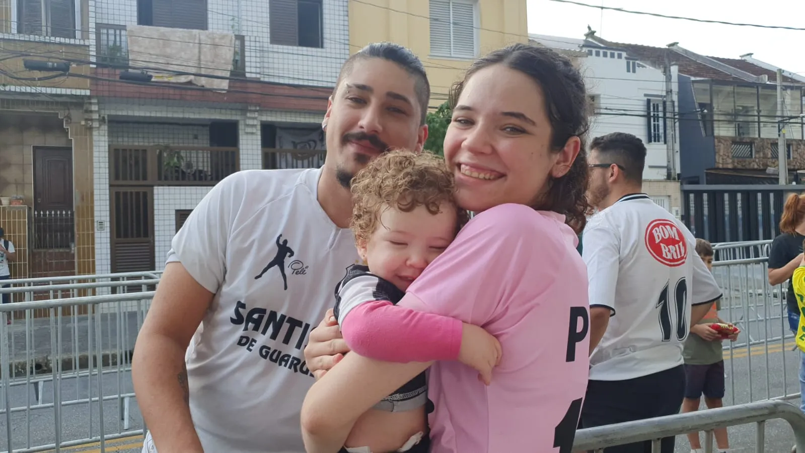 Famílias de todo Brasil enfrentam calor e cansaço para velório de Pelé