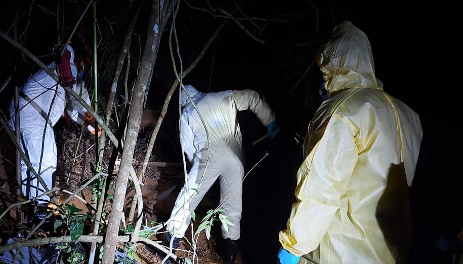 Polícia encontra 4 corpos enterrados em área de mata em Ferraz de Vasconcelos