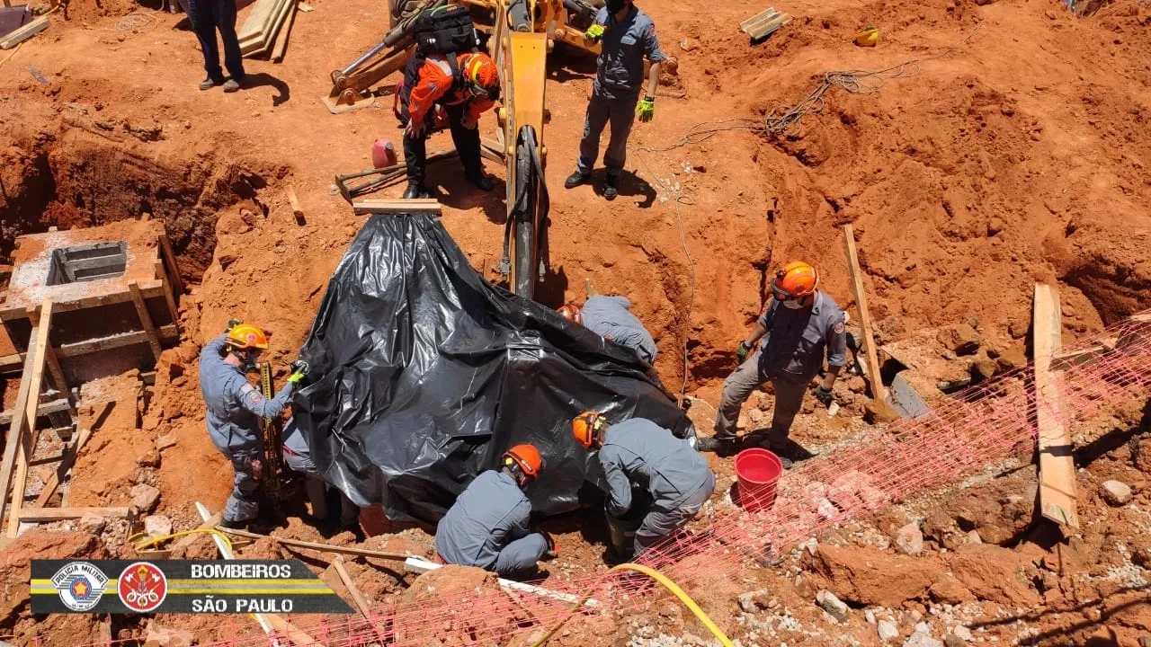 Homem fica soterrado na Cassiano Ricardo, em São José, após deslizamento