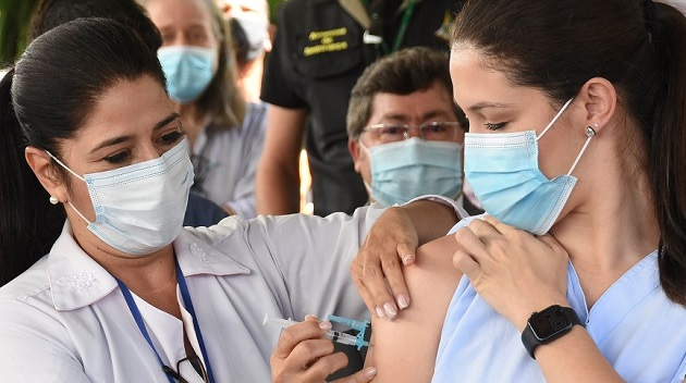 Profissionais de saúde começaram a ser imunizados em janeiro deste ano Foto: Tony Winston/Ministério da Saúde