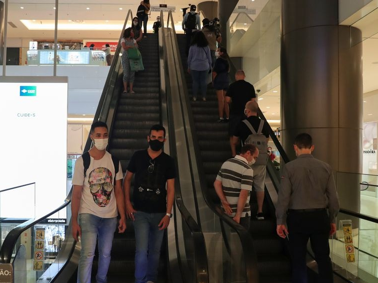 Shopping movimentada durante a pandemia Foto: Reuters / Amanda Perobelli