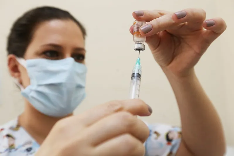 Redução no envio de imunizantes tem afetado vacinação nos municípios