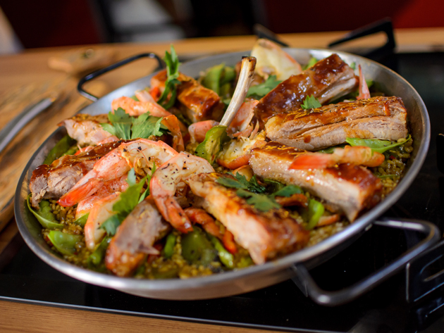 Paella de porco com camarão: veja passo a passo da receita do Jacquin