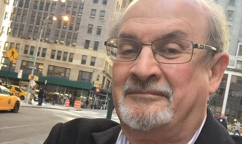 Escritor Salman Rushdie foi esfaqueado  Reprodução/redes sociais