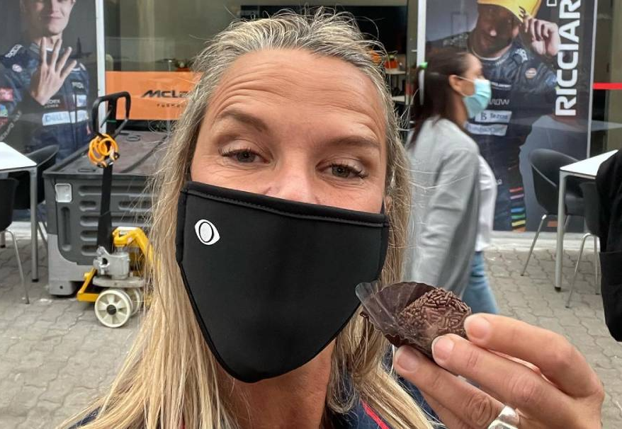 Mariana Becker mostra brigadeiro que ganhou de Daniel Ricciardo em Interlagos Instagram Mariana Becker