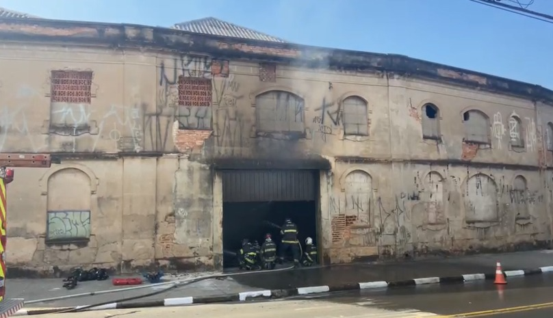 Prédio de curtume atingido por incêndio Foto/Ewerton Ramos