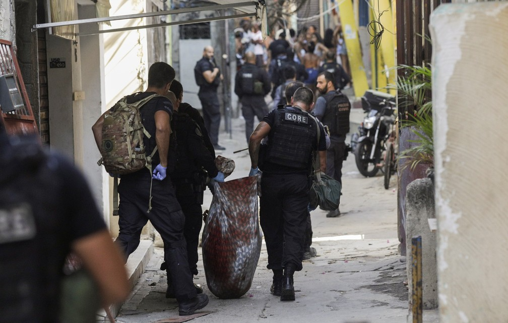 Uma pessoa ainda não foi identificada; lista inclui o policia André Frias Foto: Ricardo Moraes/Reuters