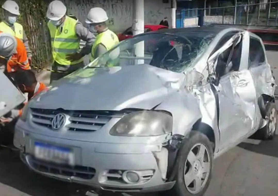 Carro fica destruído após bater em trem da CPTM em São Paulo