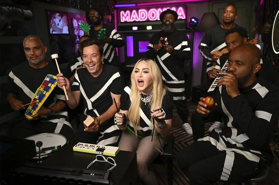Madonna apresenta “Music” com instrumentos de brinquedo