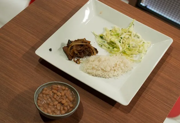 Prato com arroz, feijão, fígado e salada de repolho ganhou primeiro episódio