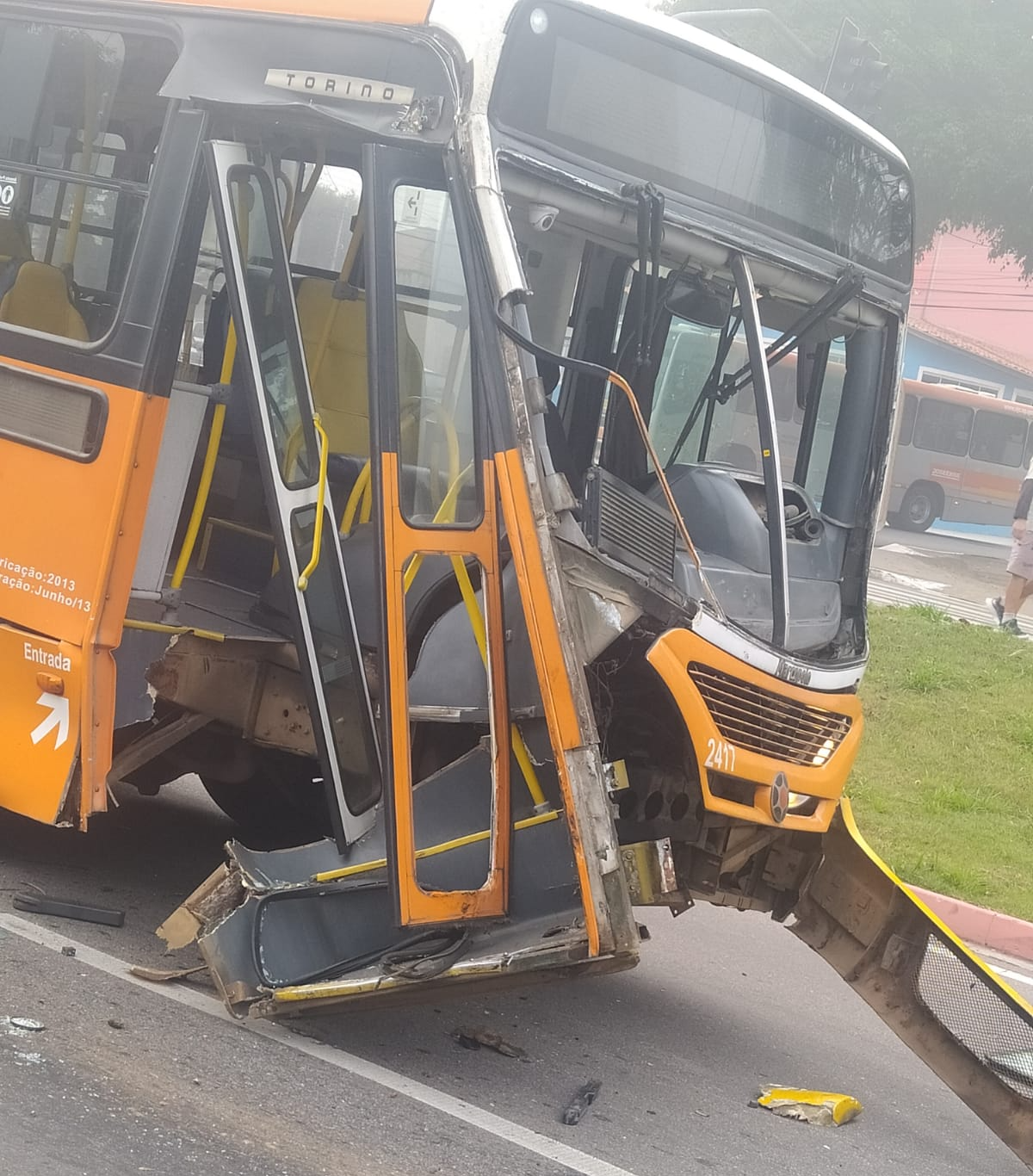 Ônibus do transporte público de São José dos Campos colide contra caminhão químico