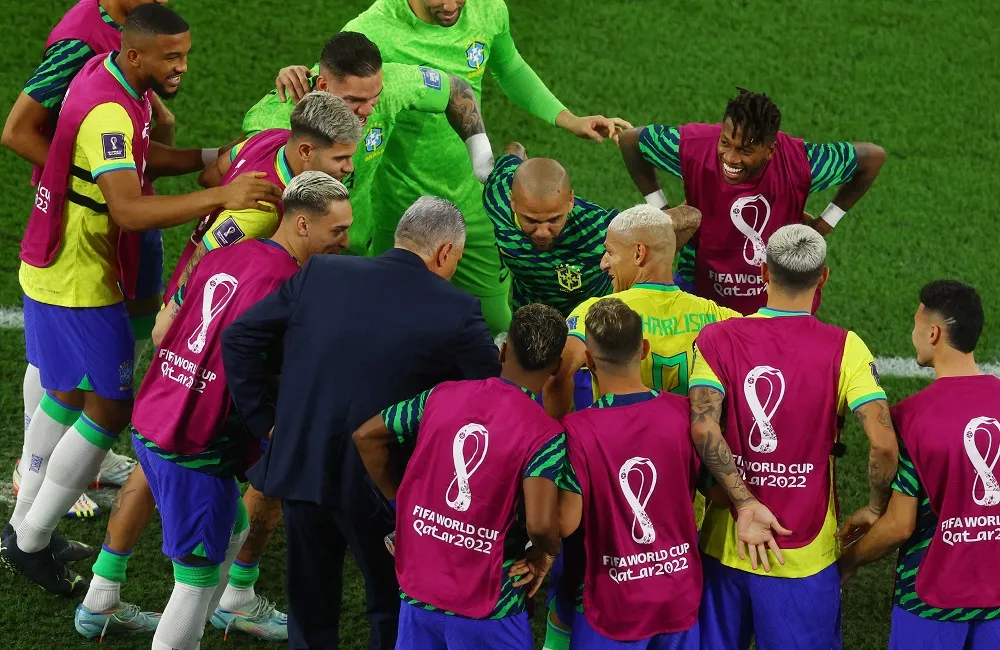 Tite faz a dança do pombo com Richarlison e jogadores